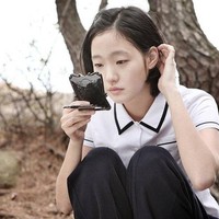 Kim Go Eun juga termasuk daftar ‘Chungmuro Blue Chip’, deretan artis Korea muda yang sukses memulai karier lewat layar lebar dan telah diakui kemampuan aktingnya. Pada tahun 2012 lalu, Kim Go Eun yang masih berusia 21 tahun ditawari peran oleh sutradara film A Muse tanpa audisi. Kini Kim Go Eun banjir tawaran film dan drama. Foto: Instagram