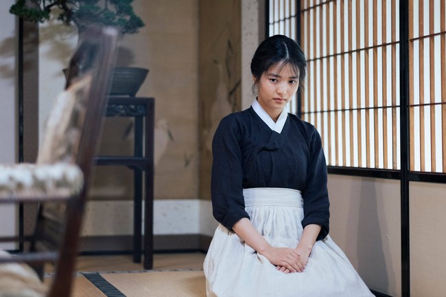 Seperti diketahui, Kim Tae Ri memulai debutnya sebagai aktris lewat film The Handmaiden pada tahun 2016. Dia mengalahkan 1,500 aktris lainnya, tanpa pengalaman akting saat ikut audisi. Tak butuh waktu lama bagi Kim Tae Ri untuk memenangkan penghargaan Best New Actress di Busan Film Critics Awards. Foto: Instagram