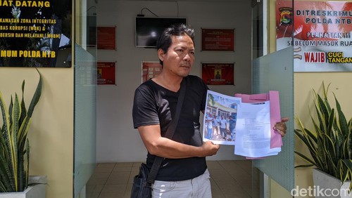 Ketua Asosiasi Sepeda Listrik Gili Trawangan Budi Handoyo melaporkan aksi perampasan sepeda listrik di Gili Trawangan, Senin (4/3/2024). Foto: (Ahmad Viqi/detikBali).