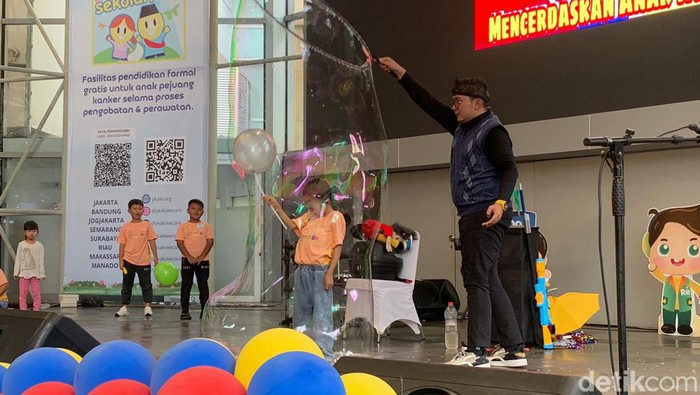 Menghibur Para Pasien Kanker Anak dengan Atraksi Dongeng Sulap