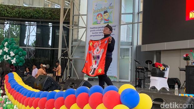 Atraksi Dongeng Sulap menghibur pasien kanker anak dalam kampanye #BeraniGundul 2024.