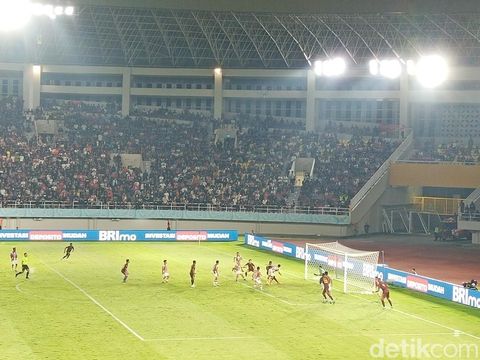 Babak 2 laga Persis Solo menghadapi PSM Makassar di Stadion Manahan Solo, Senin (4/3/2024).