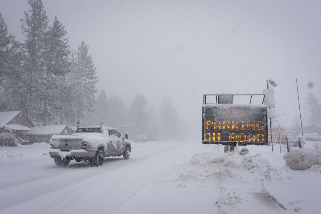 Badai salju besar melanda sebagian wilayah California dan Nevada di Amerika Serikat (AS) bagian barat. (AP Photo/Brooke Hess-Homeier)