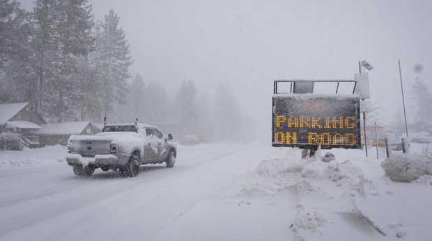 Badai salju besar melanda sebagian wilayah California dan Nevada di Amerika Serikat (AS) bagian barat. (AP Photo/Brooke Hess-Homeier)