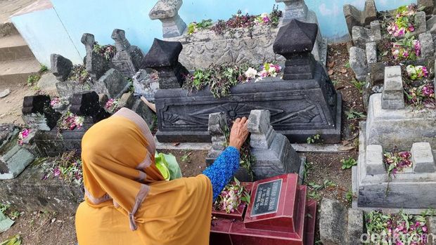 Beberapa peziarah saat tabur bunga dan berdoa di Makam Sewu di Pedukuhan Pedak, Kalurahan Wijirejo, Kapanewon Pandak, Kabupaten Bantul, Senin (4/3/2024).