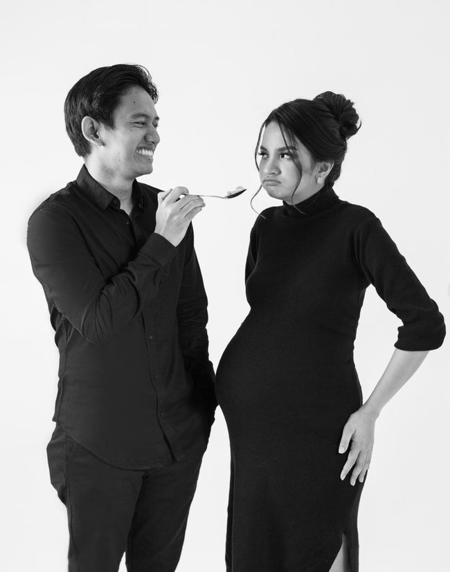 Belva tampil simpel dengan kemeja dan celana panjang hitam. Sementara sang istri mengenakan dress bodycon turtle neck yang juga berwarna hitam. Rambut Sabrina juga tampak sederhana dengan hanya dicepol kebelakang dan menyisakan beberapa helai bagian poni. Foto: Instagram/@sabrinaanggraini