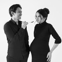 Belva tampil simpel dengan kemeja dan celana panjang hitam. Sementara sang istri mengenakan dress bodycon turtle neck yang juga berwarna hitam. Rambut Sabrina juga tampak sederhana dengan hanya dicepol kebelakang dan menyisakan beberapa helai bagian poni. Foto: Instagram/@sabrinaanggraini