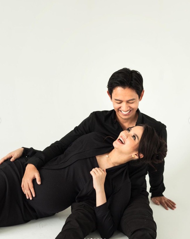 Di pemotretan tersebut Sabrina sendiri tampak mengenakan 2 pakaian berbeda, namun keduanya sama-sama berwarna hitam. Untuk look keduanya wanita 28 tahun itu memilih memadukan dress hitam dengan outer berwarna senada. Foto: Instagram/@sabrinaanggraini