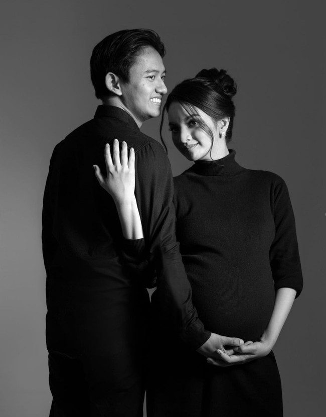 Berdasarkan keterangan unggahan diketahui bahwa saat pemotretan usia kandungan Sabrina sudah memasuki 39 minggu. Baby bump di perutnya pun sudah terlihat semakin besar. Foto: Instagram/@sabrinaanggraini