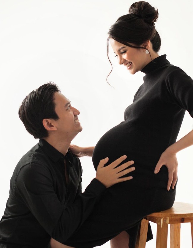 “Tok tok.. #39weeks Foto maternity dalam tema kegiatan sehari2. Terutama slide kedua, pejuang untuk berat badan janin yang Alhamdulillah berbuah manis dan ngga akan bisa sampe sini kalo ngga karna support dari pak suami @belvadevara,” tulis keterangan unggahan tersebut. Foto: Instagram/@sabrinaanggraini