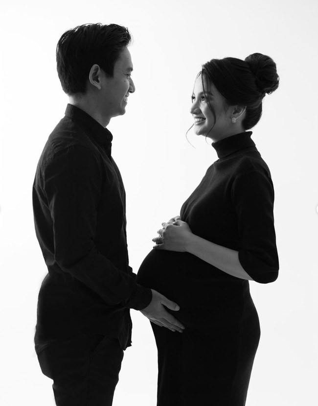 Unggahan Sabrina dan Belva Devara pun langsung banjir doa dan pujian dari netizen. Tak sedikit yang mendoakan agar Sabrina dan bayi di perutnya selalu sehat hingga proses persalinan. Namun tak sedikit juga yang memuji Sabrina karena dinilai tetap cantik meski sedang hamil. Foto: Instagram/@sabrinaanggraini