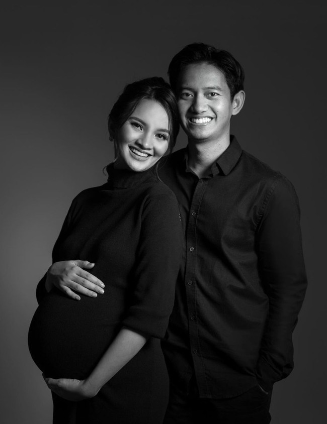 Beberapa netizen juga sudah dibuat penasaran menanti kehadiran putri pertama Belva dan Sabrina. “Mirip banget wajahnya, baby nanti bingung mau lebih mirip kesiapa abis mama papa sama banget wajah nya,” komentar salah seorang netizen. Foto: Instagram/@sabrinaanggraini