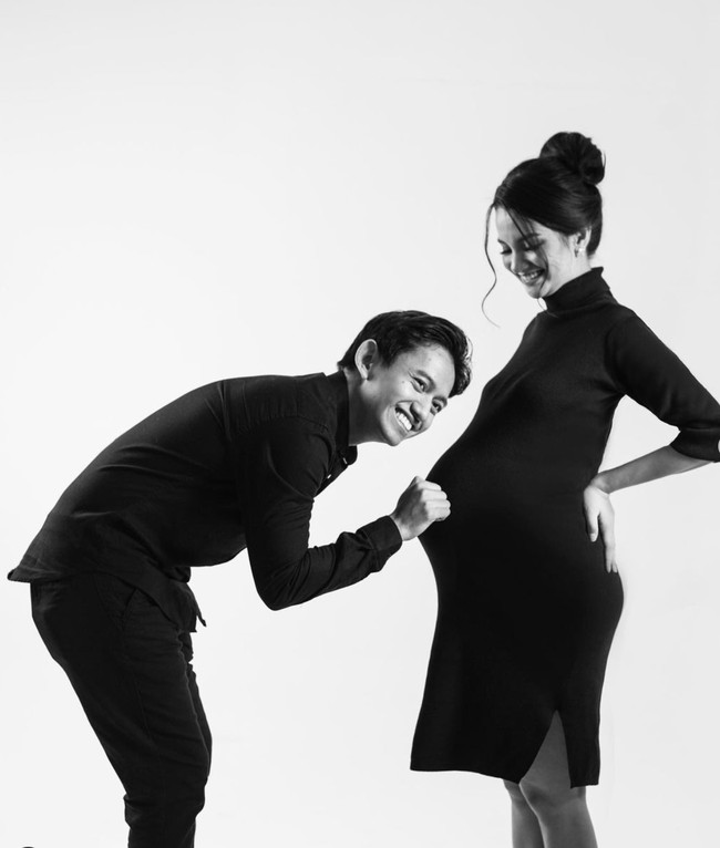 Belva Devara dan sang istri, Sabrina Anggraini terlihat baru saja menjalani maternity shoot. Kompak, keduanya memilih mengenakan busana serba hitam. Foto: Instagram/@sabrinaanggraini