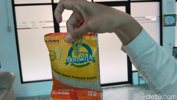 Bulog Sumsel Babel berencana memproduksi lagi beras kemasan 200 gram.