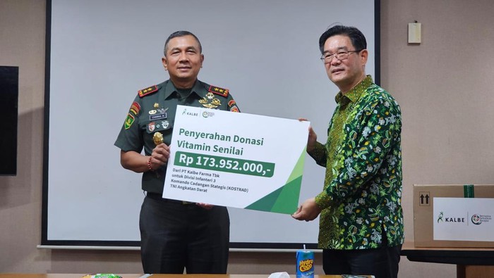 Jakarta, 04 Maret 2024 - PT Kalbe Farma Tbk (Kalbe) mendonasikan produk kesehatan kepada Divisi Infanteri 3 Kostrad di Jakarta.