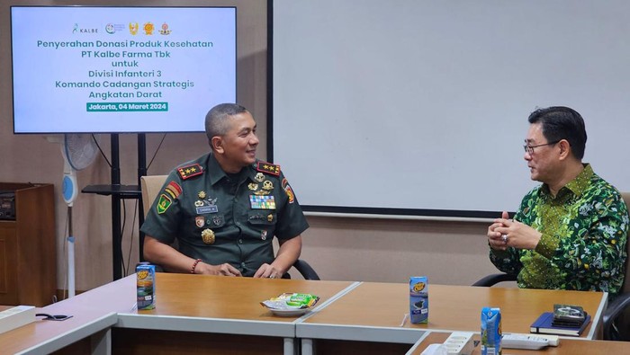 Jakarta, 04 Maret 2024 - PT Kalbe Farma Tbk (Kalbe) mendonasikan produk kesehatan kepada Divisi Infanteri 3 Kostrad di Jakarta.