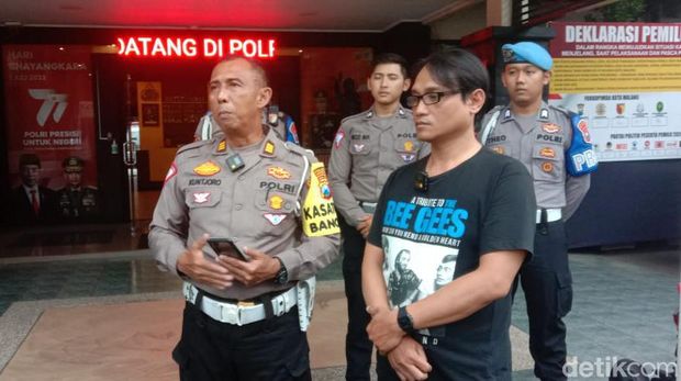 Biker arogan ngamuk saat ditegur berkendara sambil merokok minta maaf di Mapolresta Malang Kota. Foto: Muhammad Aminudin/detikJatim