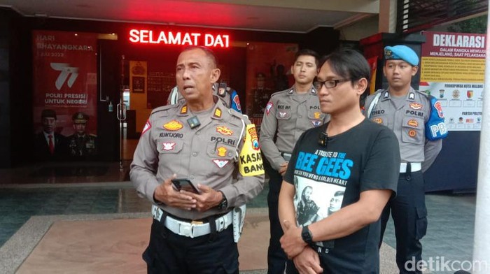 Biker arogan ngamuk saat ditegur berkendara sambil merokok minta maaf di Mapolresta Malang Kota.