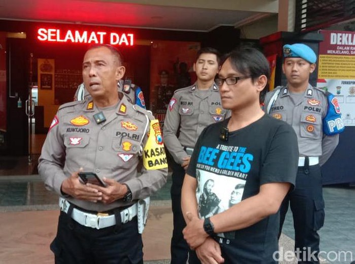 Biker arogan ngamuk saat ditegur berkendara sambil merokok minta maaf di Mapolresta Malang Kota.