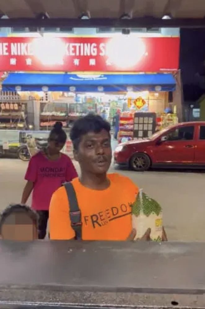 Bikin Haru! Penjual Burger Kasih Makan Gratis untuk Keluarga 11 Orang