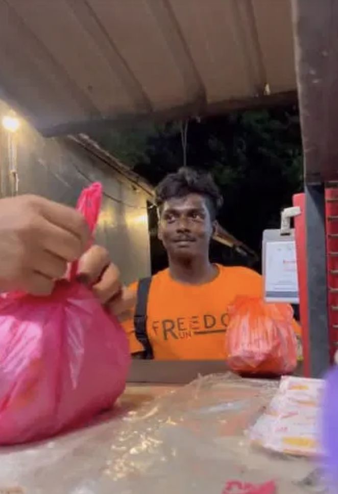 Bikin Haru! Penjual Burger Kasih Makan Gratis untuk Keluarga 11 Orang