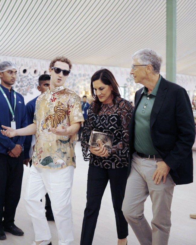 Bill Gates dan Mark Zuckerberg jadi tamu khusus di perayaan jelang menikah Anant Ambani, anak orang terkaya Asia Mukesh Ambani, dengan tunangannya Radhika Merchant. Tiba di India, keduanya tampak masih memakai busana casual. Zuckerberg tampak mengenakan kemeja motif harimau, sementara Gates bergaya preppy dengan polo shirt dipadu jas. Foto: Reliance group via AP