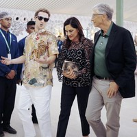Bill Gates dan Mark Zuckerberg jadi tamu khusus di perayaan jelang menikah Anant Ambani, anak orang terkaya Asia Mukesh Ambani, dengan tunangannya Radhika Merchant. Tiba di India, keduanya tampak masih memakai busana casual. Zuckerberg tampak mengenakan kemeja motif harimau, sementara Gates bergaya preppy dengan polo shirt dipadu jas. Foto: Reliance group via AP
