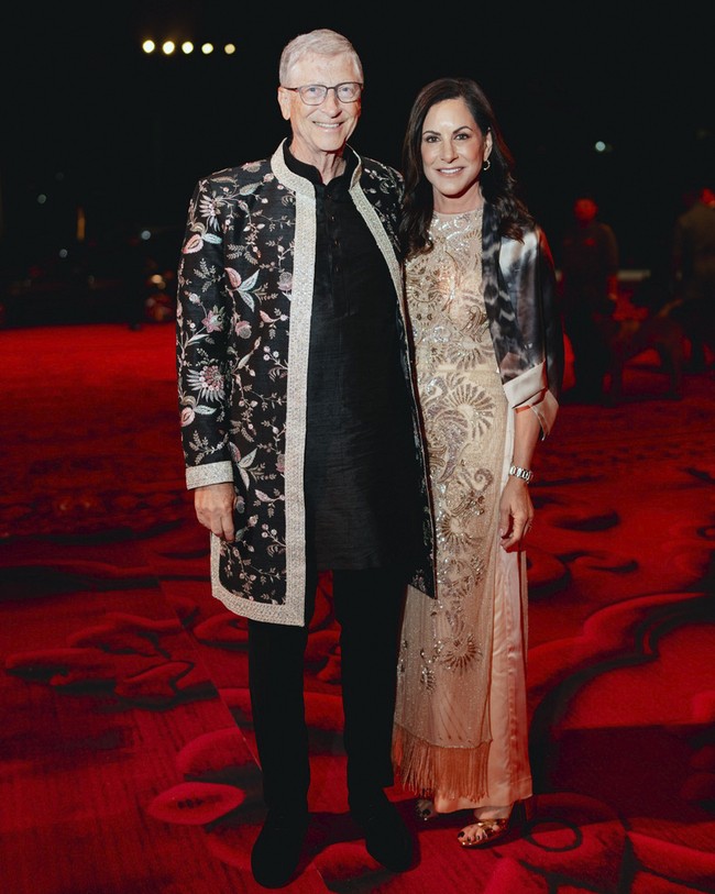 Menghormati dress code untuk mengenakan busana bertema India di hari ketiga, Minggu (3/3/2024), Bill Gates tampil dengan sherwani, pakaian tradisional berupa tunik sepanjang lutut yang dihiasi bordiran megah. Gates menjadikannya sebagai outerwear dipadankan dengan blouse dan celana hitam. Foto: Reliance group via AP