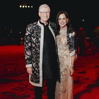 Menghormati dress code untuk mengenakan busana bertema India di hari ketiga, Minggu (3/3/2024), Bill Gates tampil dengan sherwani, pakaian tradisional berupa tunik sepanjang lutut yang dihiasi bordiran megah. Gates menjadikannya sebagai outerwear dipadankan dengan blouse dan celana hitam. Foto: Reliance group via AP