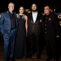 Di hari kedua pada Sabtu (2/3/2024) yang digelar di Jamnagar, India, Bill Gates mengenakan busana formal, memadukan setelan jas warna navy dengan kemeja hitam. Kekasihnya, Paula Hurd, tampak memakai gaun hitam dengan aksen kristal di bagian bahu. Foto: Reliance group via AP