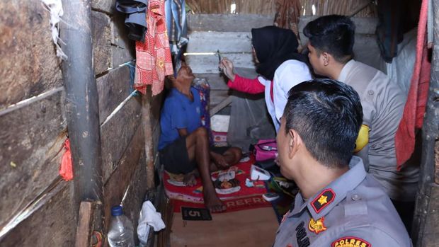 Briptu Salman Afarisi membuat program Jumat Sehat untuk lansia di Tembilahan, Riau.