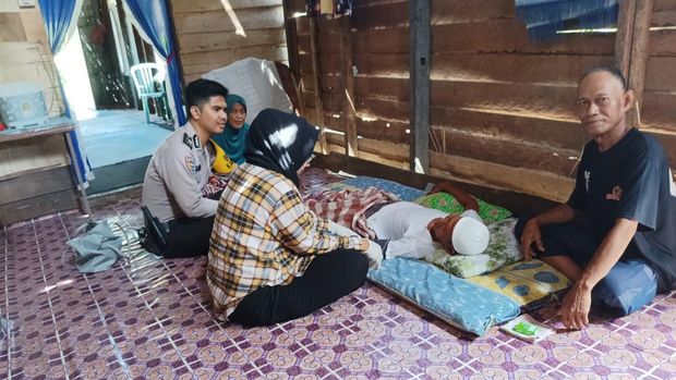 Briptu Salman Afarisi membuat program Jumat Sehat untuk lansia di Tembilahan, Riau.
