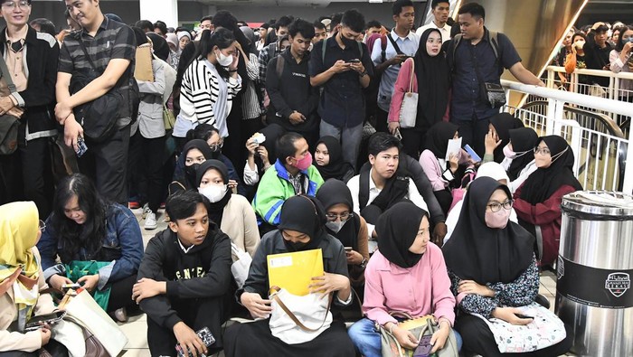 Bursa kerja di Bekasi Penjaga stan perusahaan memberikan informasi kepada pencari kerja di Pusat Perbelanjaan di Medan Satria, Bekasi, Jawa Barat, Senin (4/3/2023). Kegiatan yang diadakan selama satu hari iitu meghadirkan 30 perusahaan sebagai upaya mendukung program pemerintah untuk mengurangi angka pengangguran dan menciptakan lapangan kerja formal. ANTARA FOTO/Fakhri Hermansyah/Spt.