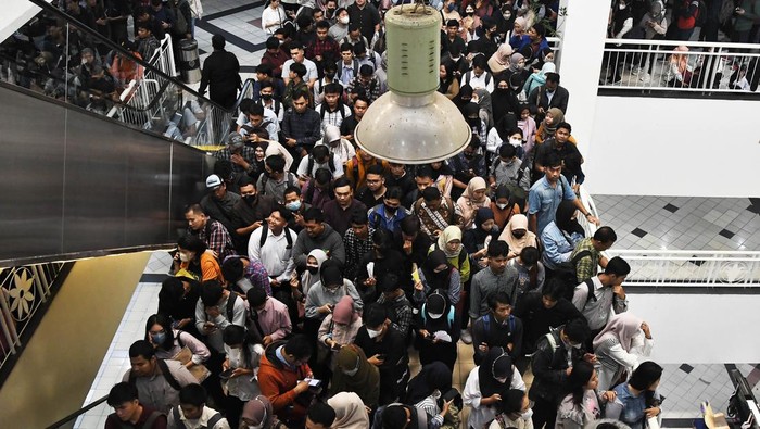 Bursa kerja di Bekasi Penjaga stan perusahaan memberikan informasi kepada pencari kerja di Pusat Perbelanjaan di Medan Satria, Bekasi, Jawa Barat, Senin (4/3/2023). Kegiatan yang diadakan selama satu hari iitu meghadirkan 30 perusahaan sebagai upaya mendukung program pemerintah untuk mengurangi angka pengangguran dan menciptakan lapangan kerja formal. ANTARA FOTO/Fakhri Hermansyah/Spt.