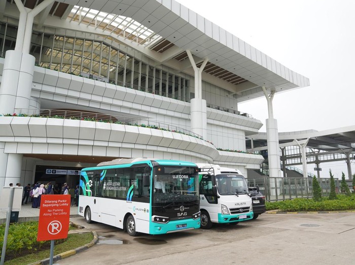 Bus listrik di Stasiun Kereta Cepat Tegalluar Bus listrik di Stasiun Kereta Cepat Tegalluar