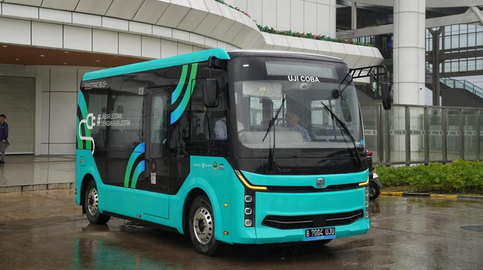 Bus listrik di Stasiun Kereta Cepat Tegalluar