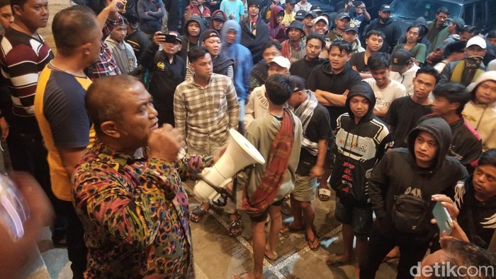 Caleg PAN bubarkan para pendukungnya yang menggeruduk lokasi rekapitulasi suara di Jember
