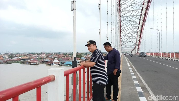 Camat Seberang Ulu 1 Cek Jembatan Musi VI Kota Palembang yang di pasang CCTV