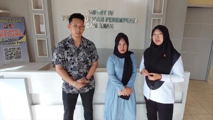 Dedek dan ibu DK beserta Kasubdit PPPA Polda Sumsel saat mengklarifikasi kejadian yang sebenarnya.