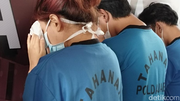 Devara Putri Prananda, pembunuh Indriana Dewi Eka Saputri (24) alias Indri, saat dihadirkan pada rilis kasus Polda Jabar.
