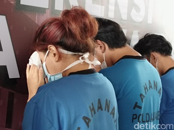 Devara Putri Prananda, pembunuh Indriana Dewi Eka Saputri (24) alias Indri, saat dihadirkan pada rilis kasus Polda Jabar.