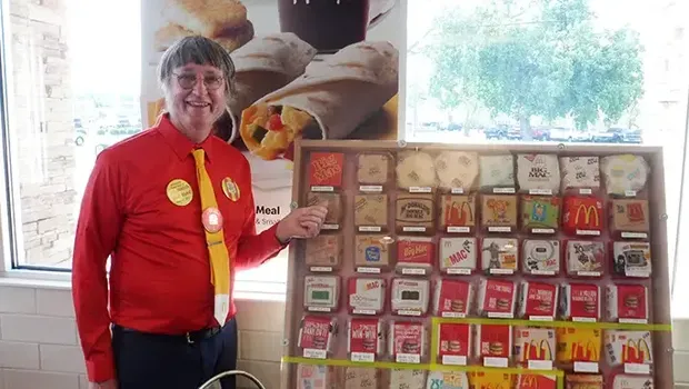 Don Gorske orang pelahap burger terbanyak. (Dok. guinnessworldrecords)