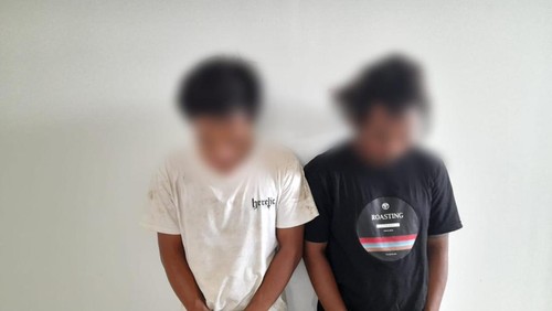 Dua montir mobil pembawa sabu-sabu berinisial H (34) dan A (32) ditangkap di sebuah bengkel mobil di Labuan Bajo, Manggarai Barat, NTT. (Dok Polres Manggarai Barat)