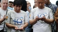 Sekitar 500 keluarga dan pendukung para penumpang berkumpul pada Minggu (3/3) di sebuah pusat perbelanjaan dekat ibu kota Malaysia, Kuala Lumpur, untuk menghadiri hari peringatan tersebut, dengan banyak orang yang tampak diliputi kesedihan.  
