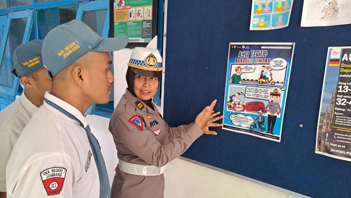 Edukasi keselamatan lalu lintas di SMAN 1 Jombang