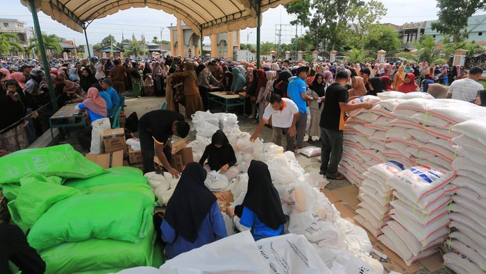 Emak-emak di Aceh Berdesakkan Demi Pasar Murah Warga melihat tabel harga saat membeli paket sembako murah di halaman masjid Agung Baitul Makmur Meulaboh, Aceh Barat, Aceh, Senin (4/3/2024). Dinas Perindustrian dan Perdagangan Aceh Barat bekerja sama dengan Perum Bulog dan perusahaan PT Mifa Bersaudara menggelar pasar murah di sejumlah titik di Kecamatan Johan Pahlawan dan Kecamatan Meureubo dengan menyiapkan 5.000 paket sembako murah yang terdiri dari beras, minyak goreng, gula dan telur sebagai upaya menstabilkan harga sekaligus membantu meringankan beban masyarakat jelang bulan suci Ramadhan. ANTARA FOTO/Syifa Yulinnas/nym.