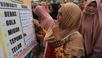 Emak-emak di Aceh Barat Berdesakan Demi Pasar Murah