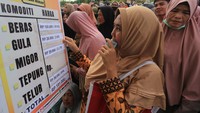 Dinas Perindustrian dan Perdagangan Aceh Barat bekerja sama dengan Perum Bulog dan perusahaan PT Mifa Bersaudara menggelar pasar murah di sejumlah titik di Kecamatan Johan Pahlawan dan Kecamatan Meureubo dengan menyiapkan 5.000 paket sembako murah yang terdiri dari beras, minyak goreng, gula dan telur.