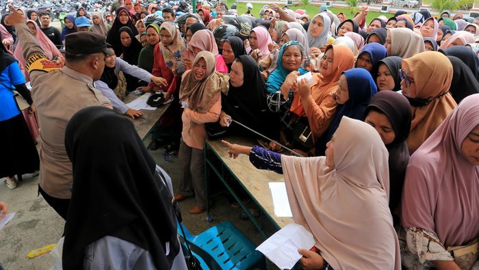 Warga melihat tabel harga saat membeli paket sembako murah di halaman masjid Agung Baitul Makmur Meulaboh, Aceh Barat, Aceh, Senin (4/3/2024). Dinas Perindustrian dan Perdagangan Aceh Barat bekerja sama dengan Perum Bulog dan perusahaan PT Mifa Bersaudara menggelar pasar murah di sejumlah titik di Kecamatan Johan Pahlawan dan Kecamatan Meureubo dengan menyiapkan 5.000 paket sembako murah yang terdiri dari beras, minyak goreng, gula dan telur sebagai upaya menstabilkan harga sekaligus membantu meringankan beban masyarakat jelang bulan suci Ramadhan. ANTARA FOTO/Syifa Yulinnas/nym.