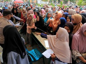 Emak-emak di Aceh Barat Berdesakan Demi Pasar Murah